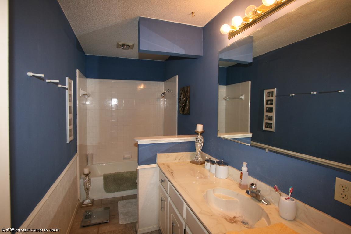 6001 Rutgers Street Amarillo, TX 79109 - Photo 7 of 9 hall bath