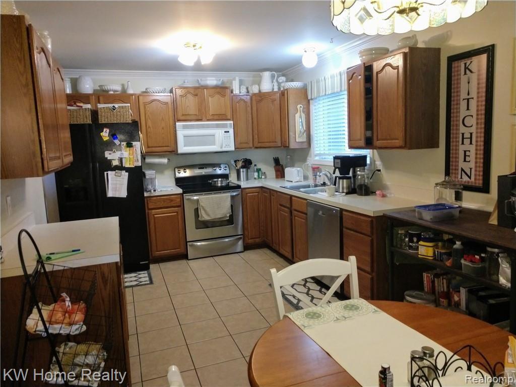 3096 Emmons Avenue Rochester Hills, MI 48307 - Photo 7 of 16