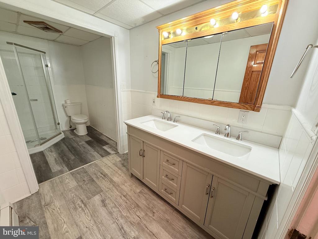 145 Spring Valley Road Reading, PA 19605 - Photo 28 of 44 a spacious bathroom with a sink and a mirror
