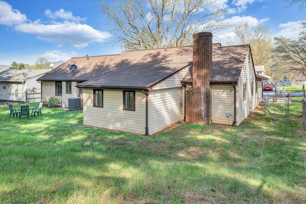 2159 Beavers Lane Vinton, VA 24179 - Photo 40 of 45 a view of a house with a yard