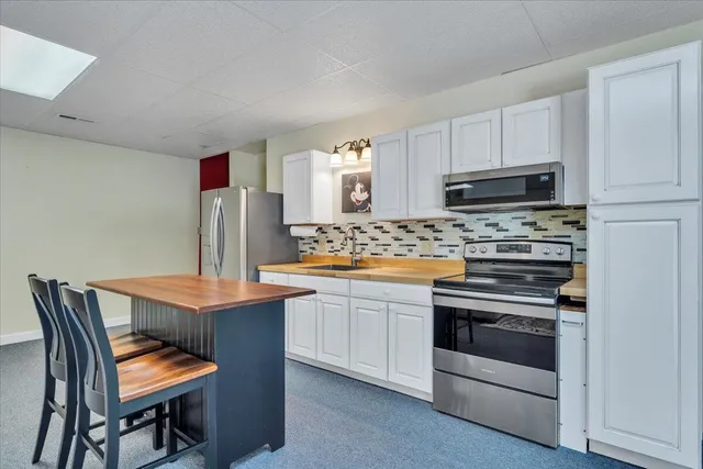 a view of a house with backyard and garden