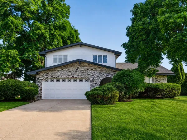 $4,000 | 16W707 90th Street, Willowbrook, IL 60527