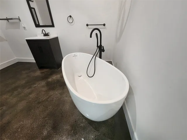 en empty room with windows and ceiling fan