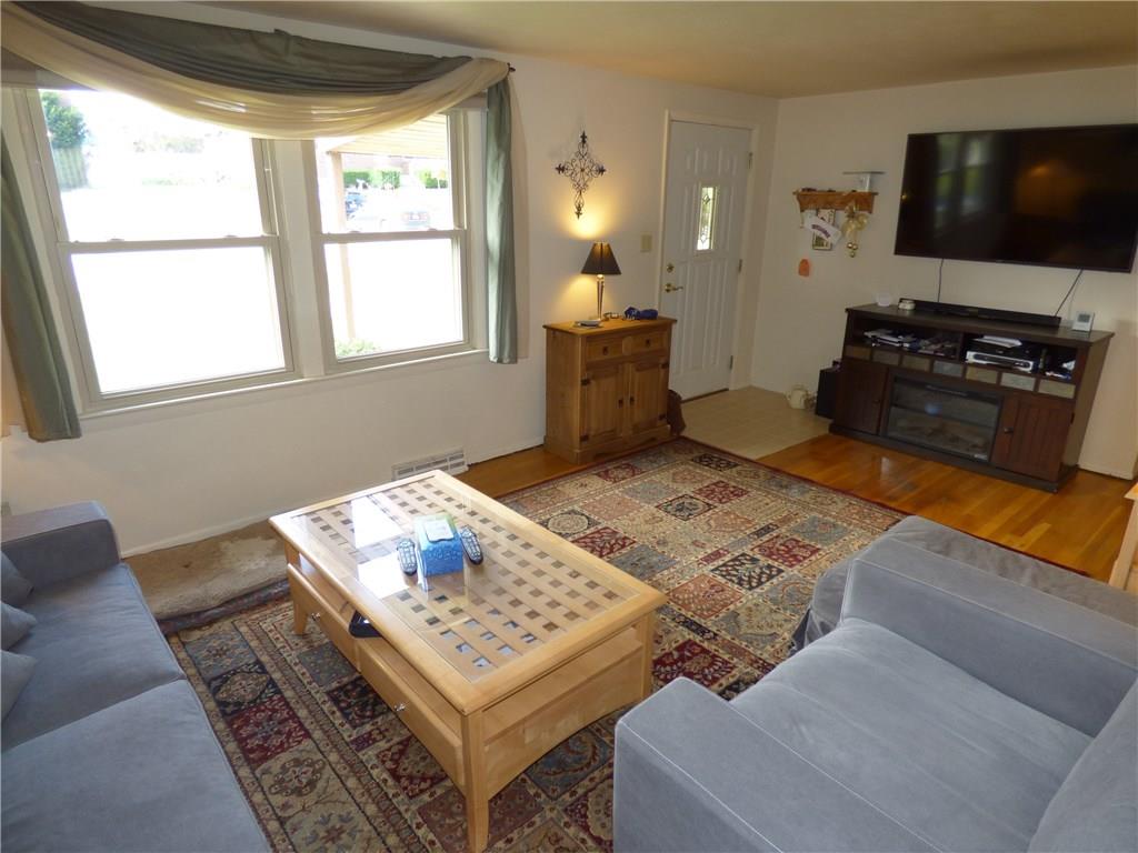 237 Perry Street Pittsburgh, PA 15239 - Photo 3 of 25 Living Room
