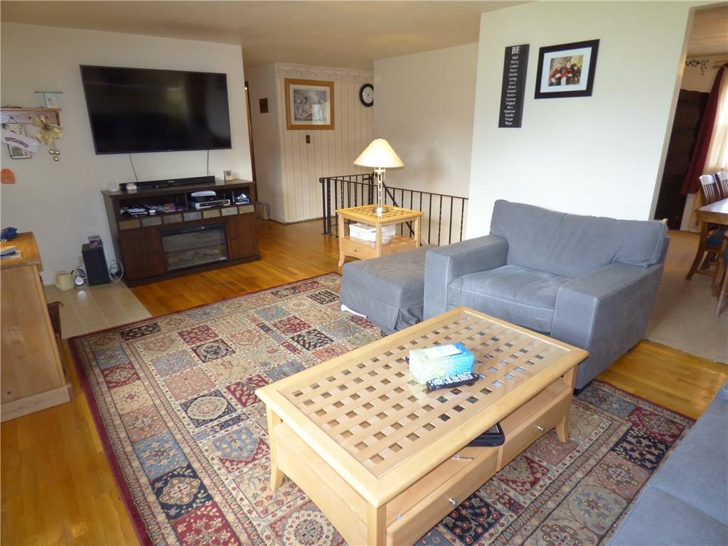 237 Perry Street Pittsburgh, PA 15239 - Photo 4 of 25 Living Room