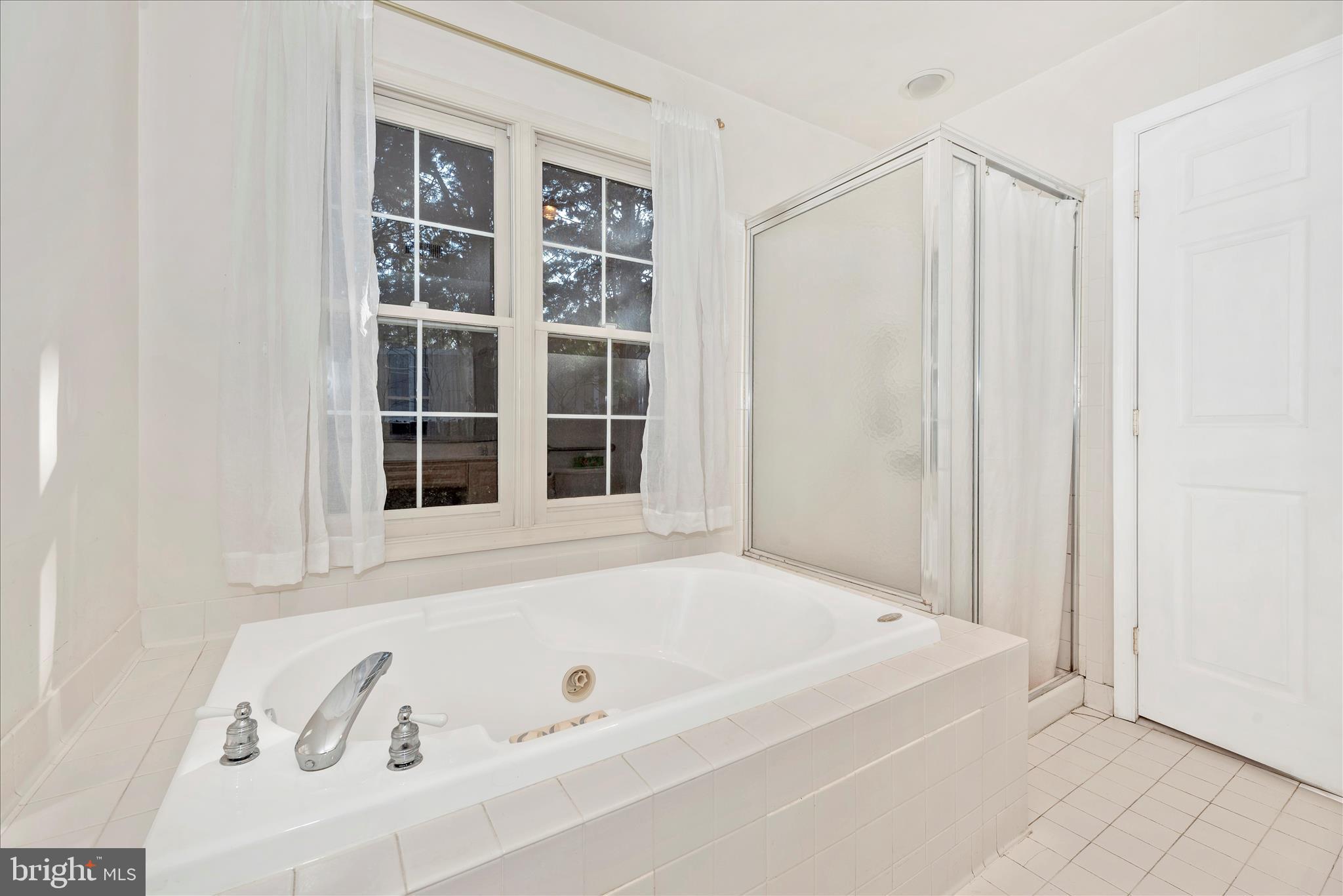 818 Dunbrooke Court Frederick, MD 21701 - Photo 37 of 71 Primary Bathroom