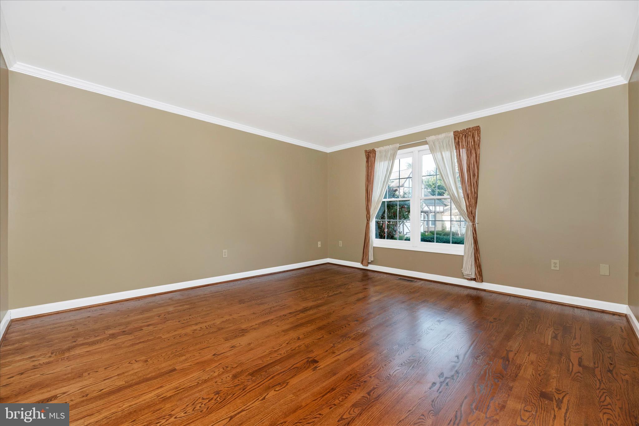 818 Dunbrooke Court Frederick, MD 21701 - Photo 6 of 71 Living Room