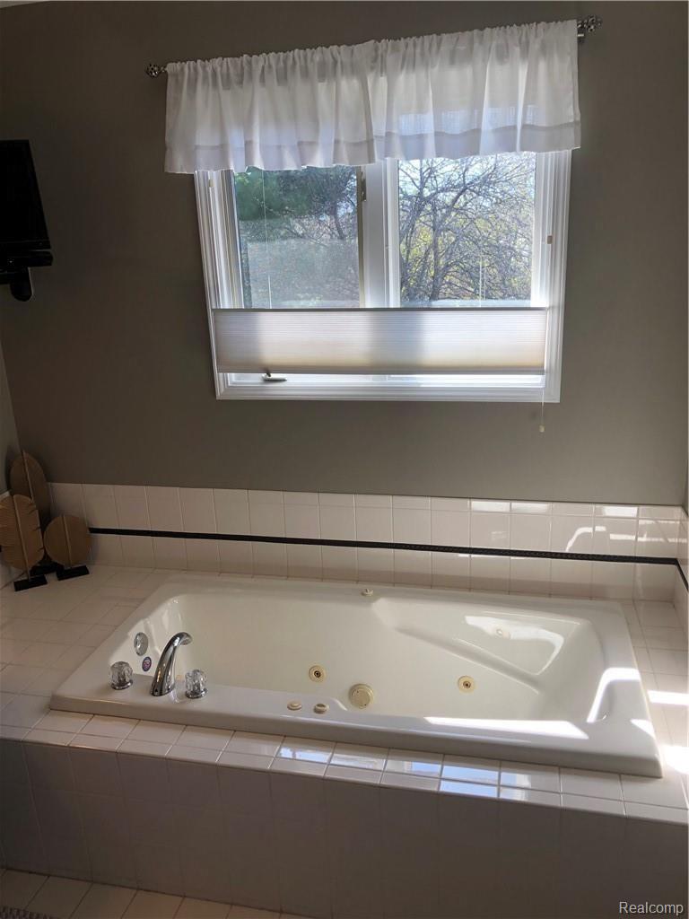 1130 Waycroft Court Rochester, MI 48307 - Photo 21 of 53 IMG_9677.JPG