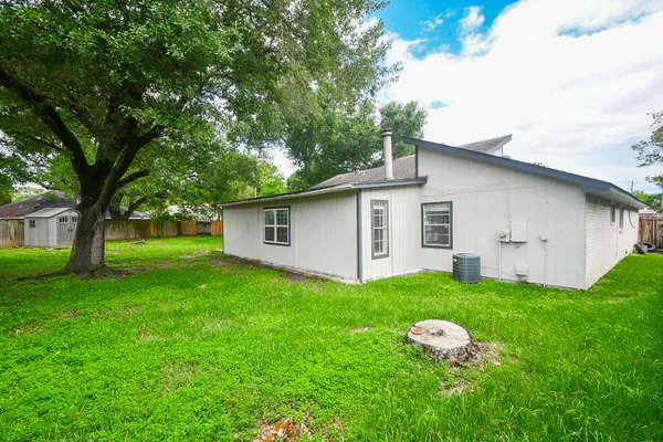 a view of a house with backyard