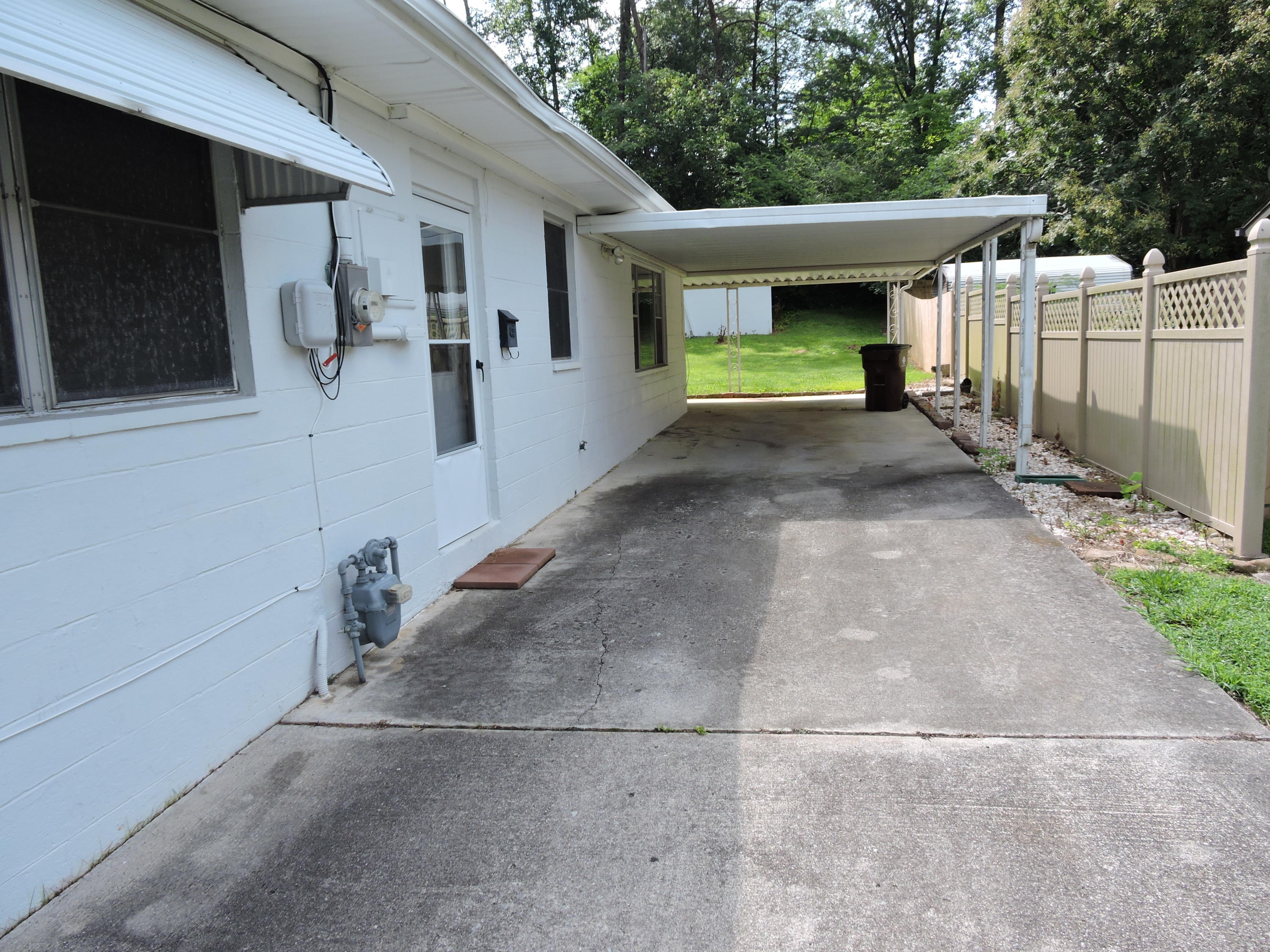 112 Pratt Lane Oak Ridge, TN 37830 - Photo 3 of 18 2017-07-02 23.43.07