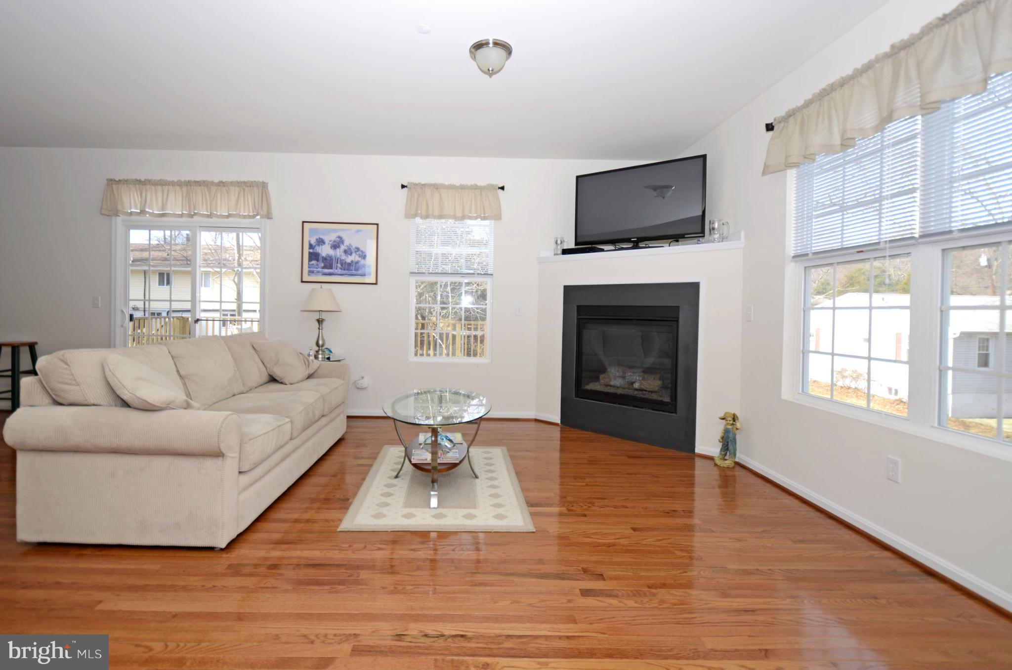 1511 Lee Way Edgewater, MD 21037 - Photo 5 of 30 Living Room