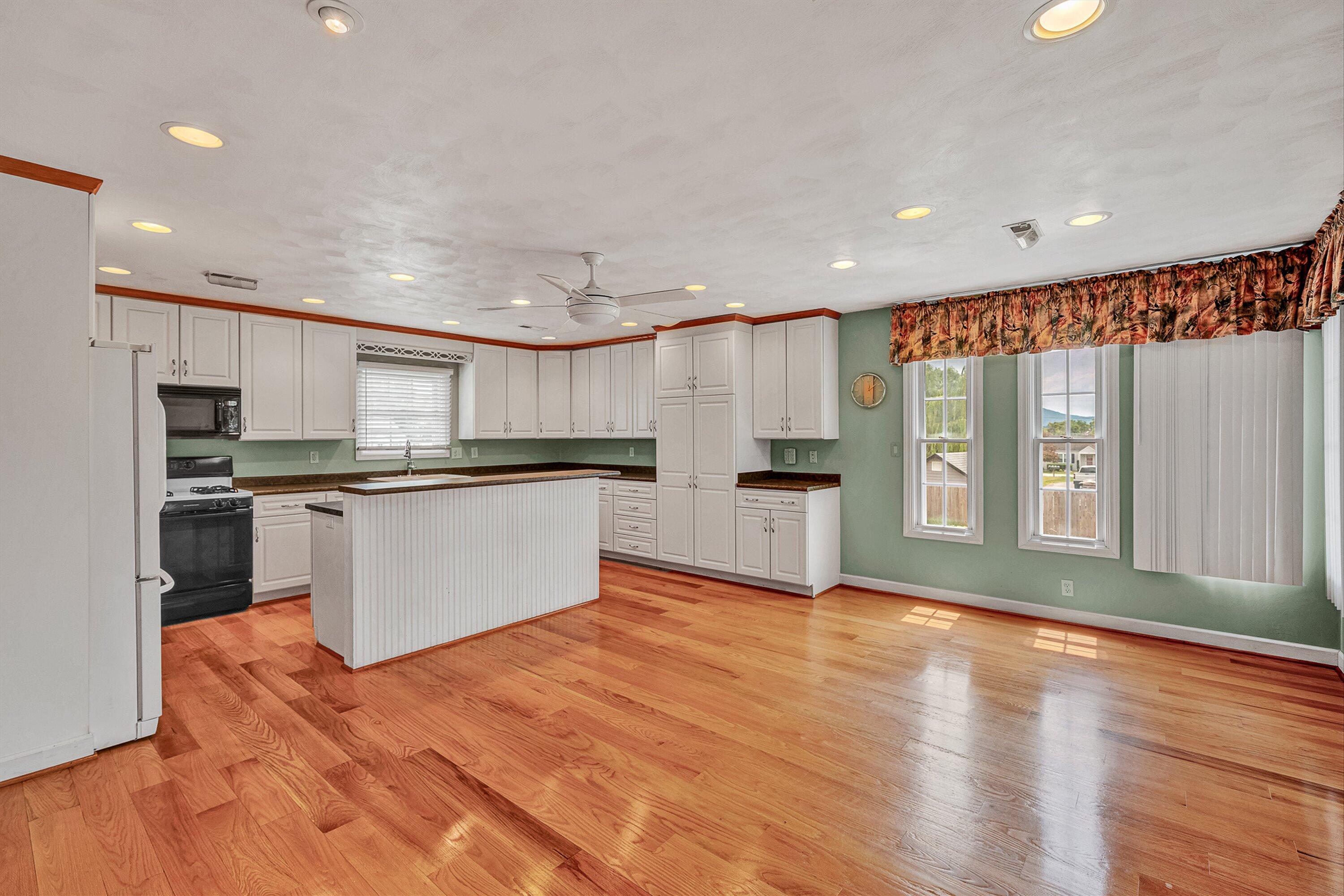 7633 Deer Branch Road Roanoke, VA 24019 - Photo 10 of 58 10-VM-02679