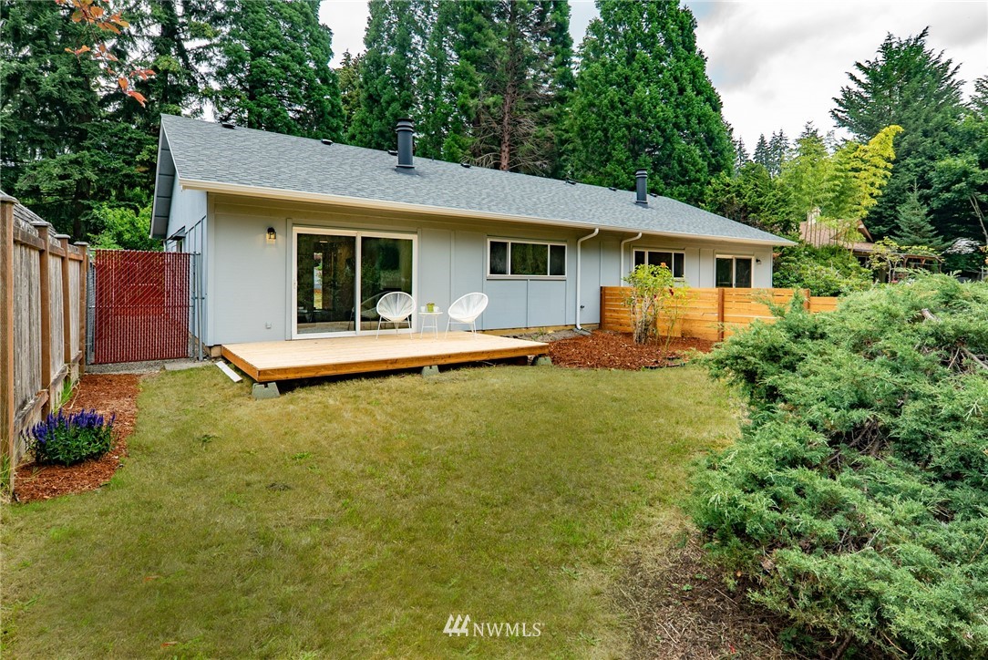 13839-13841 Southeast Allen Rd. Bellevue, WA 98006 - Photo 23 of 25 a backyard of a house with table and chairs