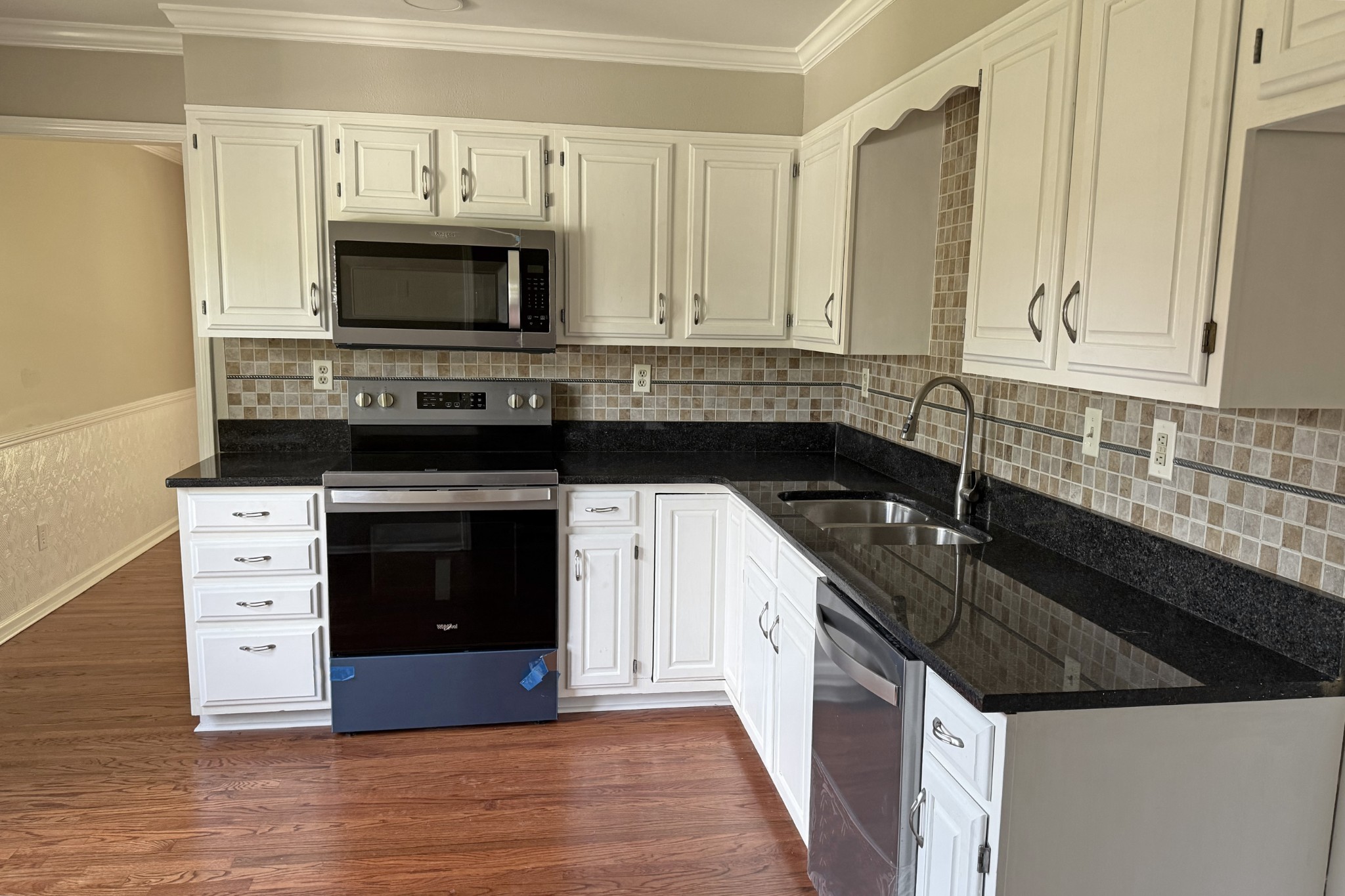 206 Stephens Hill Road Franklin, KY 42134 - Photo 5 of 21 a kitchen with granite countertop a stove and a sink