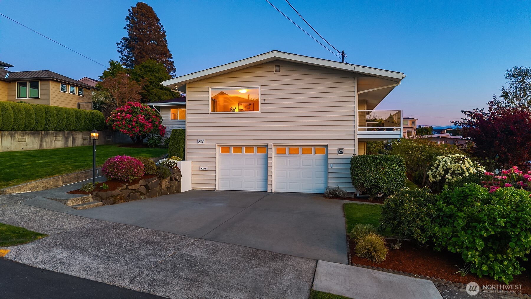 814 Dayton Street Edmonds, WA 98020 - Photo 33 of 36 a front view of a house with garden