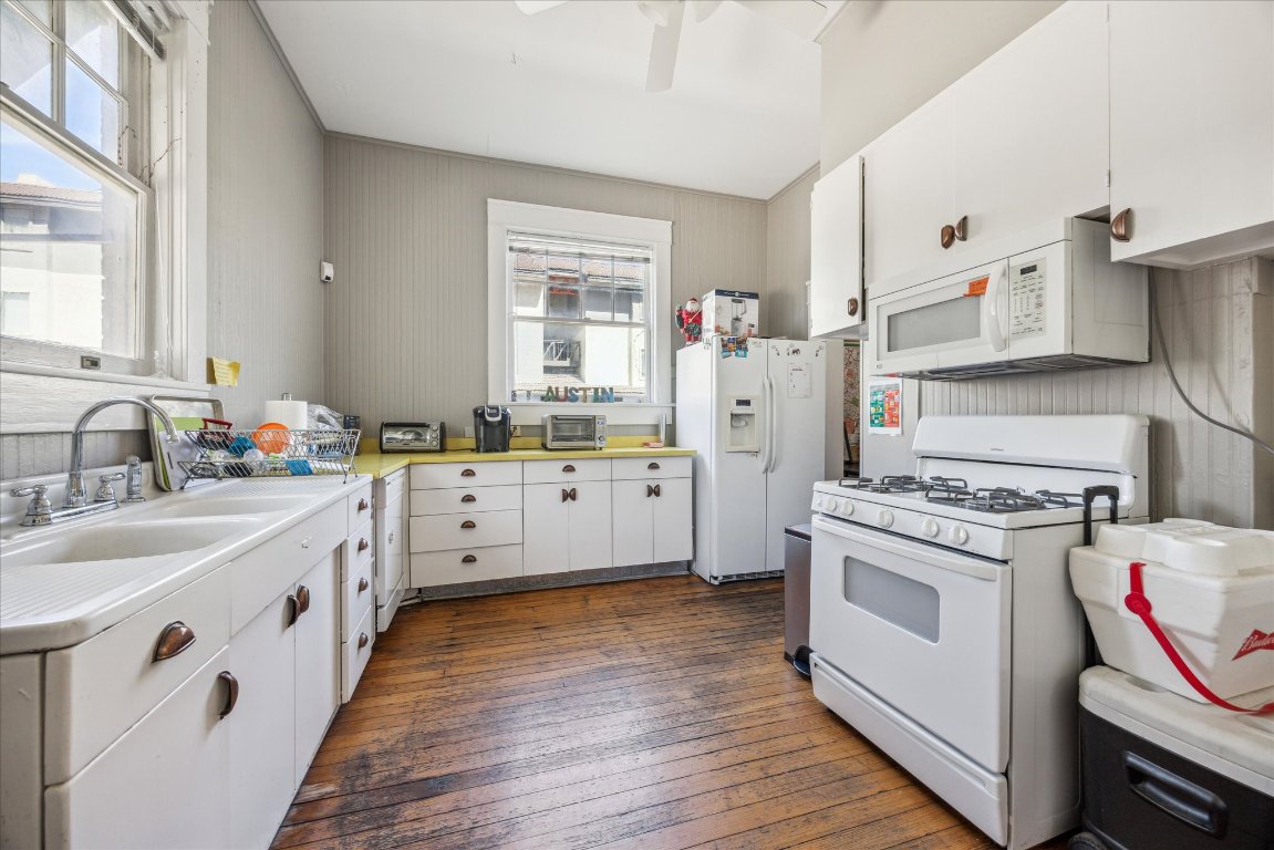 2404 Rio Grande Street Austin, TX 78705 - Photo 13 of 28 a kitchen with a stove a sink and a refrigerator
