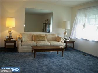 3578 Kyle Road Philadelphia, PA 19154 - Photo 2 of 12 Living Room