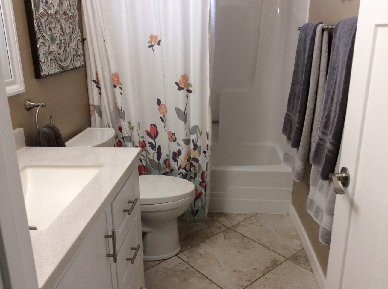 5734 Pleasant Creek Road Rogue River, OR 97537 - Photo 8 of 29 Hall bath. Tile floor