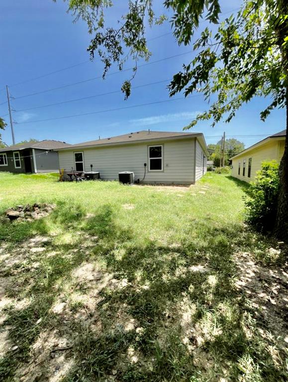 812 South 22nd Street Temple, TX 76501 - Photo 32 of 34 a house view with a garden space