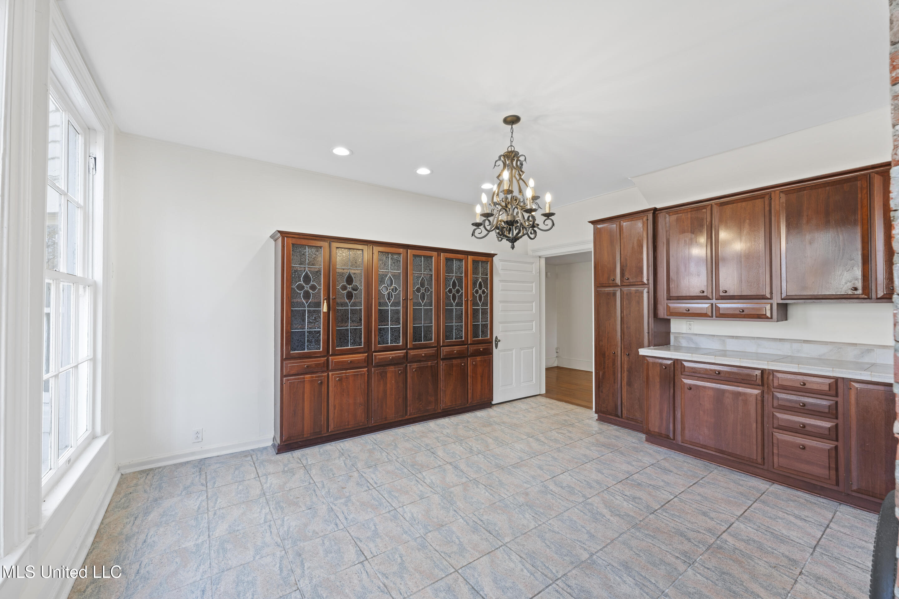 166 South Craft Street Holly Springs, MS 38635 - Photo 16 of 22 Kitchen w/Amish Cabinets