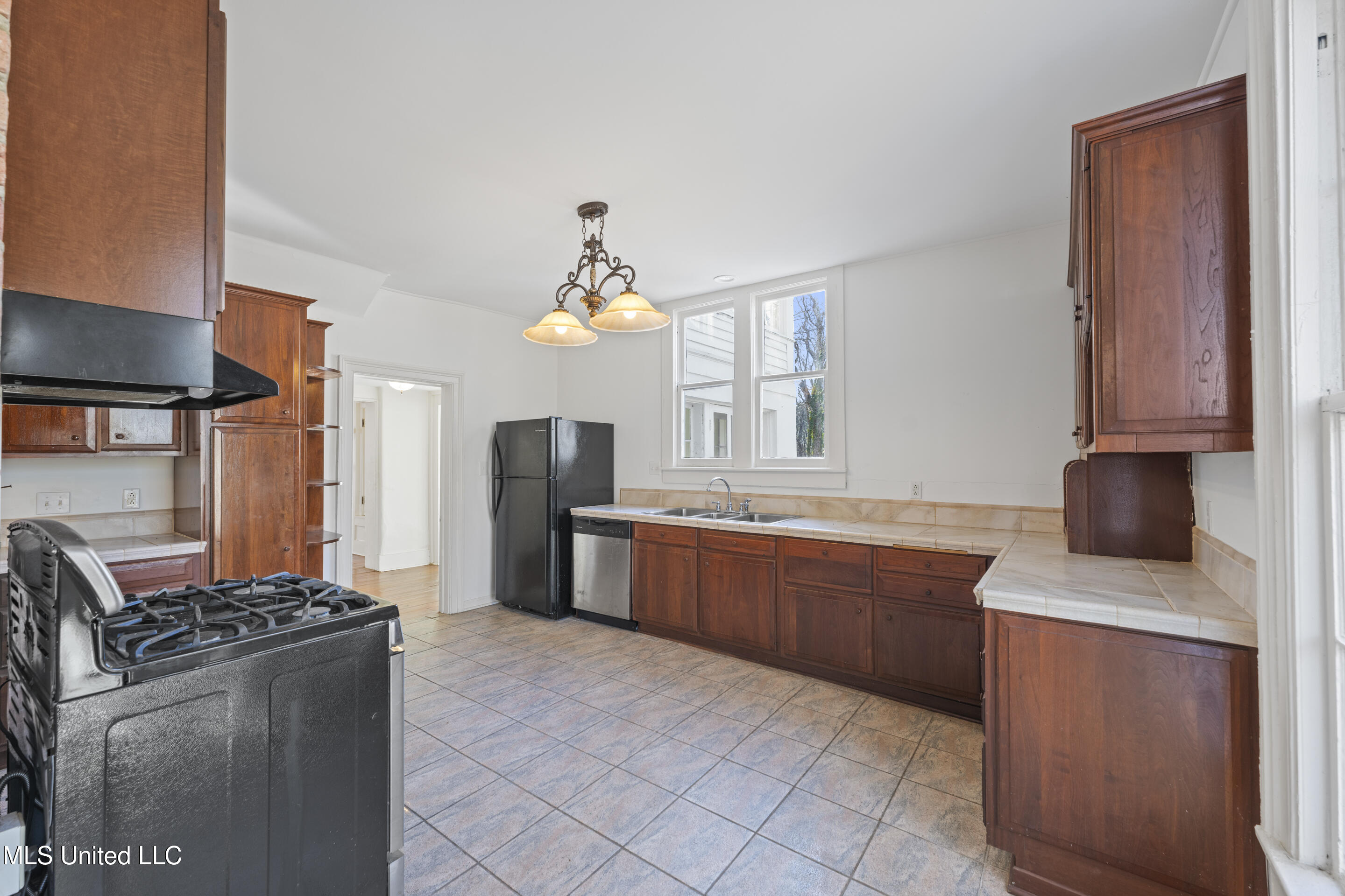 166 South Craft Street Holly Springs, MS 38635 - Photo 17 of 22 Kitchen Stove & Frig stay