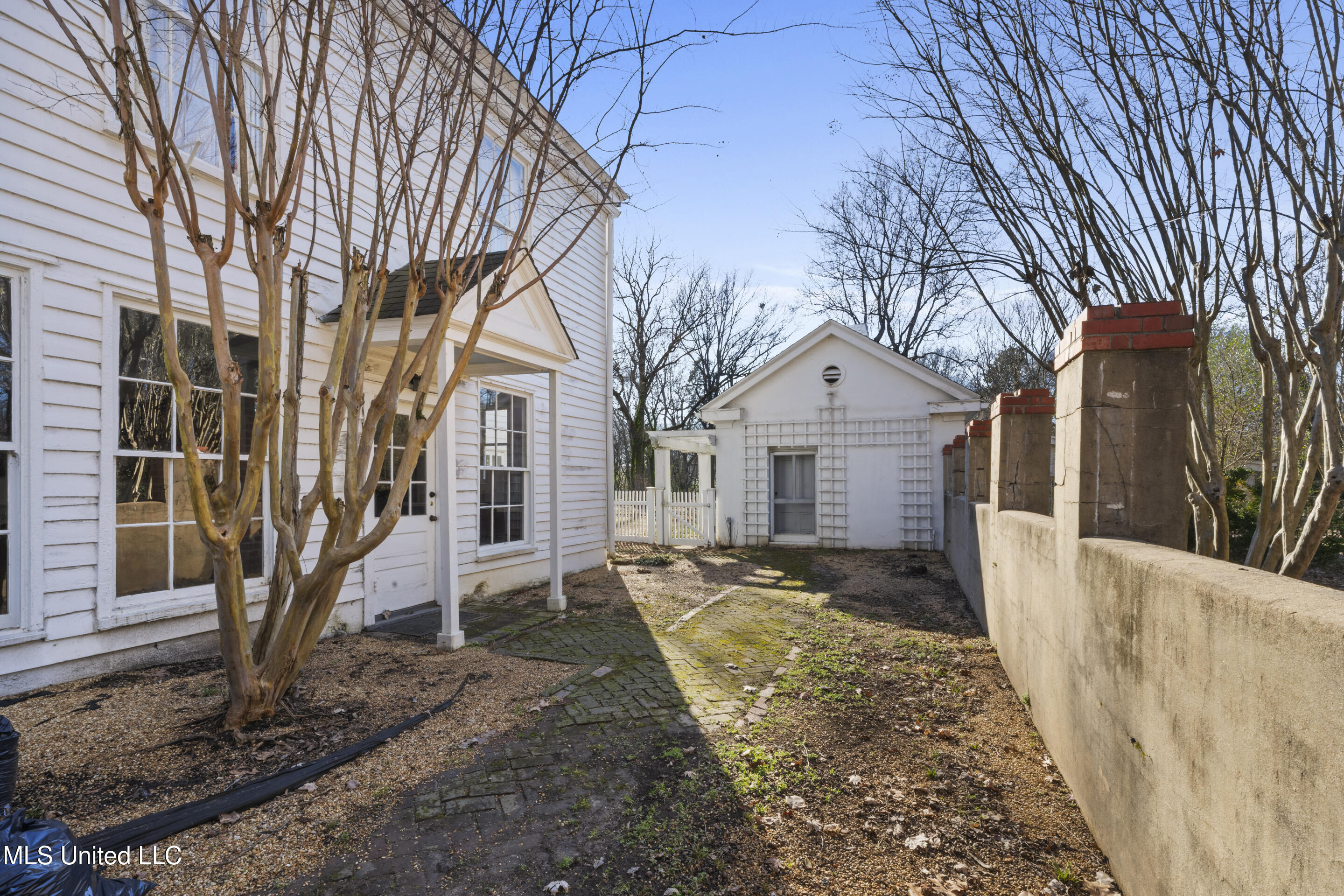 166 South Craft Street Holly Springs, MS 38635 - Photo 20 of 22 Courtyard