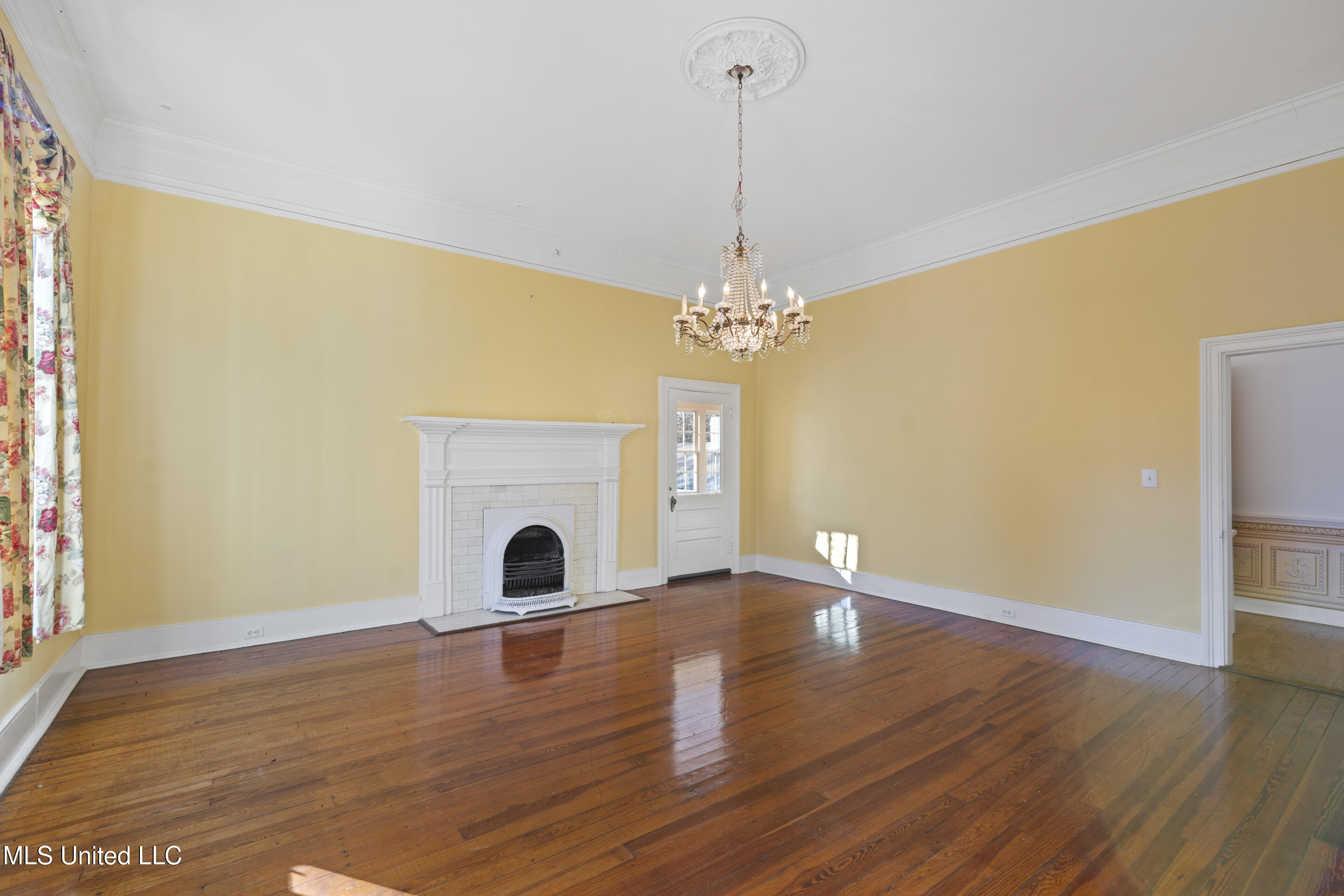 166 South Craft Street Holly Springs, MS 38635 - Photo 5 of 22 Living Room