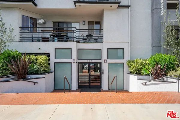 $3,100 | 327 Chestnut Avenue, Unit 104, Long Beach, CA 90802