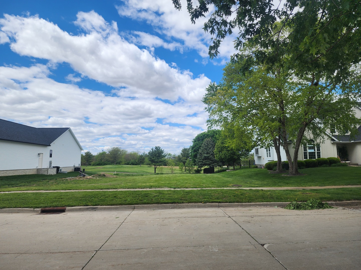 61 Pebblebrook Court Bloomington, IL 61705 - Photo 2 of 2 a view of a tennis ground with large trees