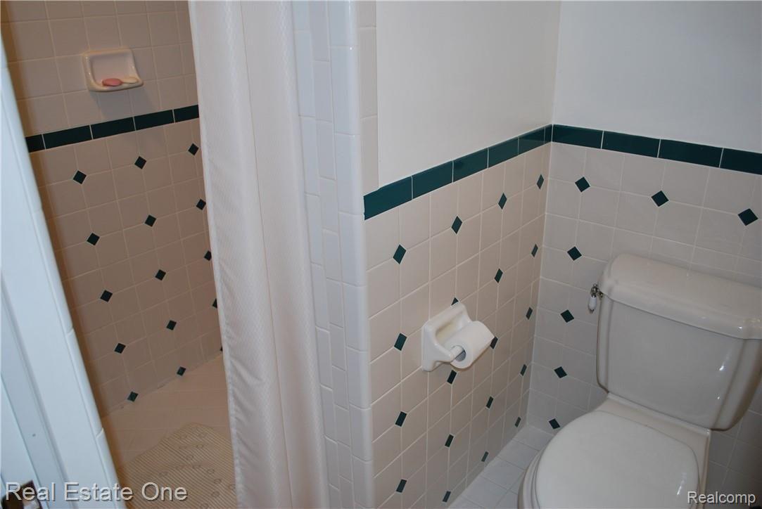 216 North Gulley Road Dearborn, MI 48128 - Photo 37 of 64 Partial View of Shower - Upstairs Bath