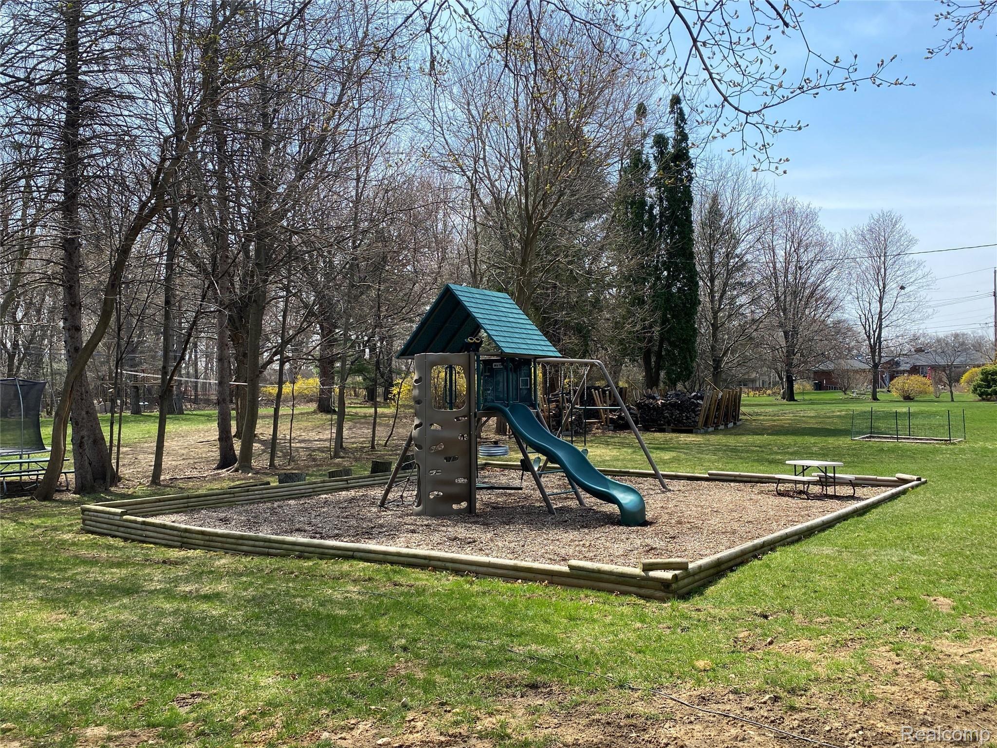 1919 Ansal Drive Rochester, MI 48309 - Photo 10 of 36 IMG_3603.jpeg