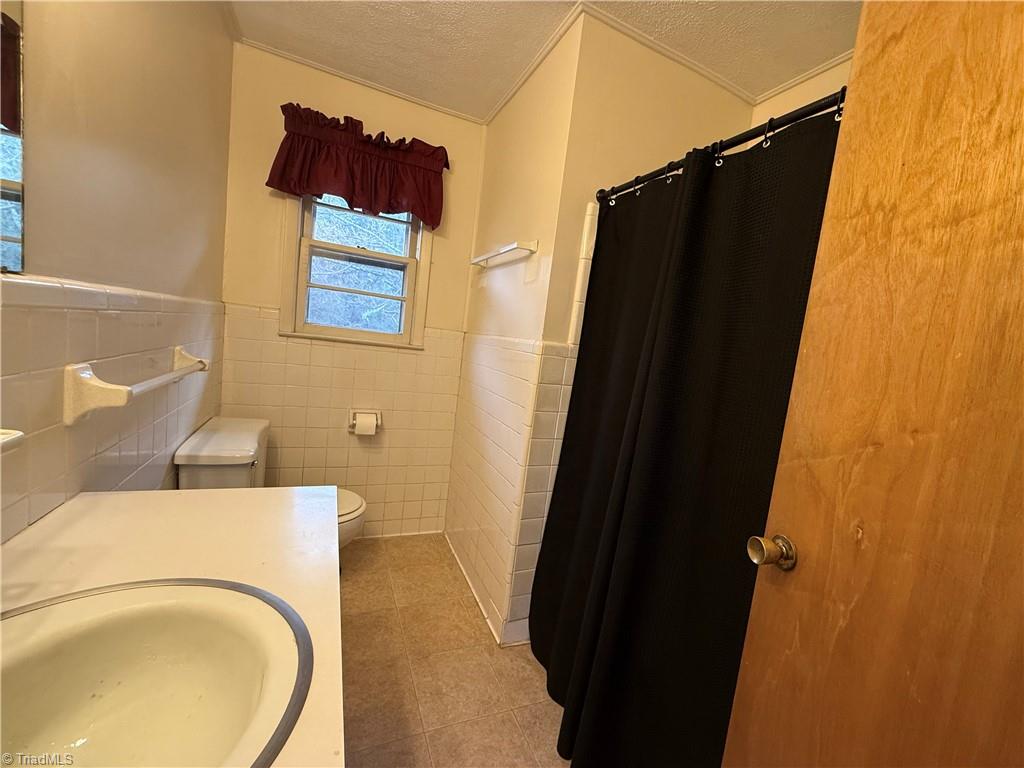 1257 Bethesda Church Road Ruffin, NC 27326 - Photo 13 of 15 Hall bathroom with standard tub.