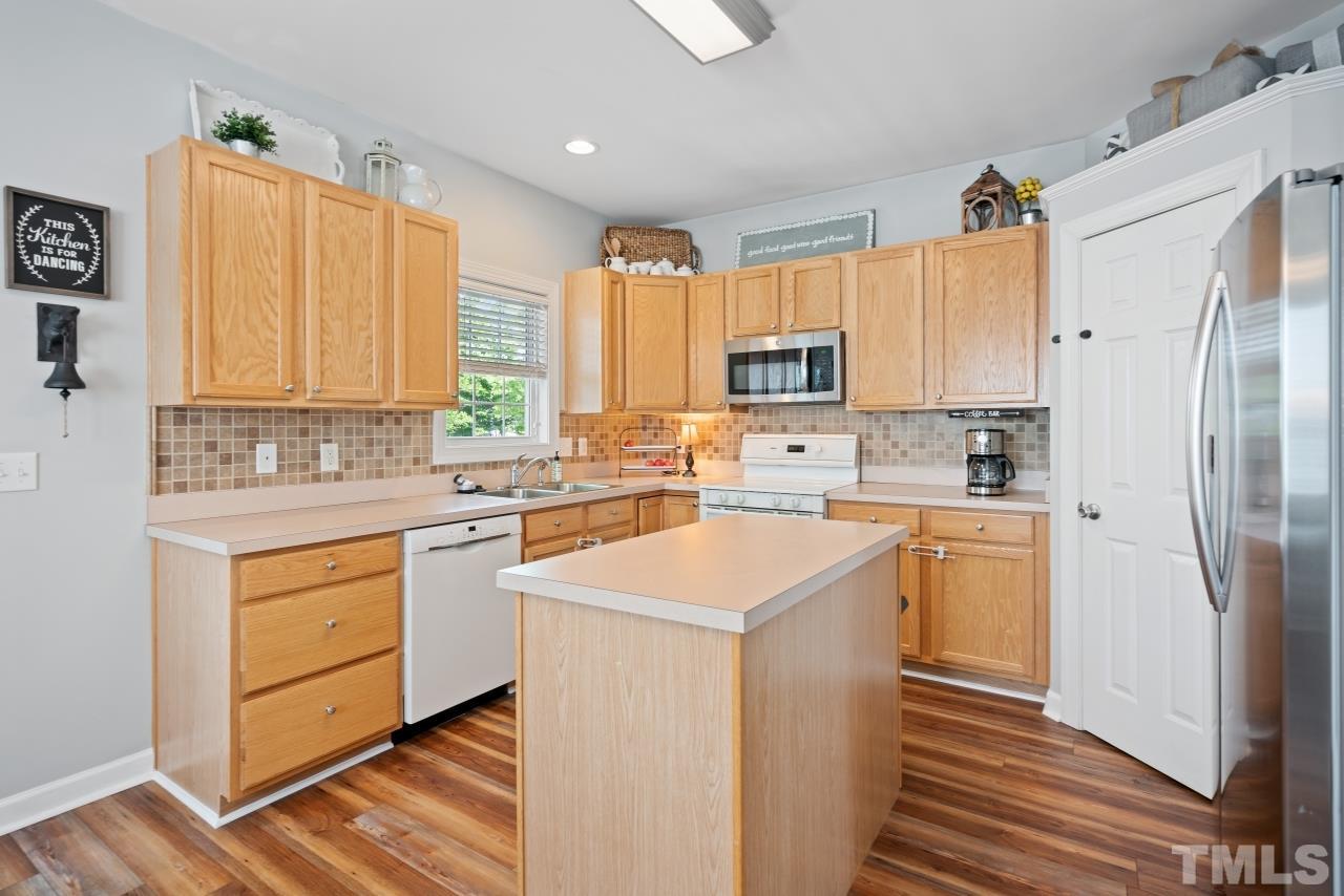 516 East Maple Avenue Holly Springs, NC 27540 - Photo 8 of 30