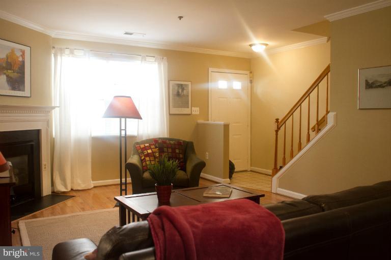 3026 South Glebe Road, Unit 3026 Arlington, VA 22206 - Photo 14 of 29 Living Room