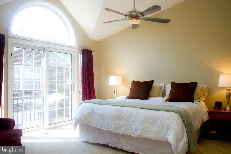 3026 South Glebe Road, Unit 3026 Arlington, VA 22206 - Photo 16 of 29 Bedroom (Master)
