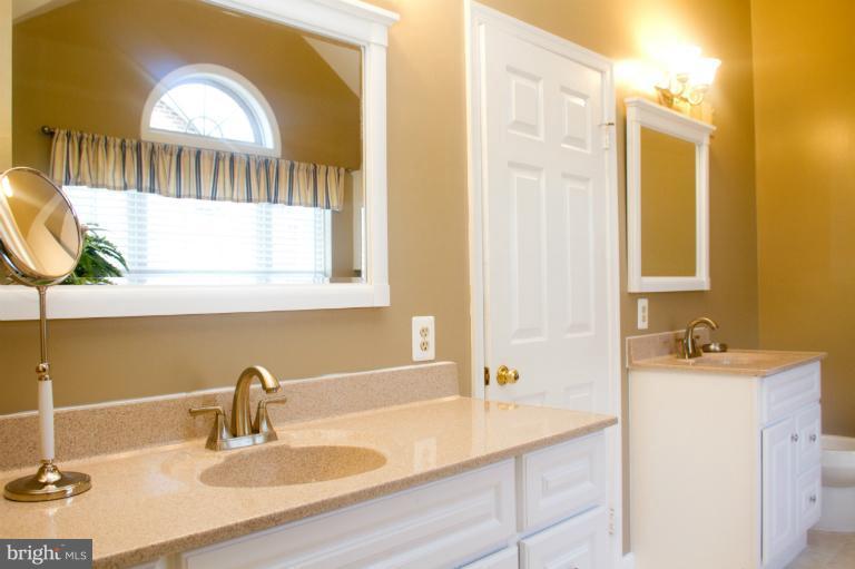 3026 South Glebe Road, Unit 3026 Arlington, VA 22206 - Photo 19 of 29 Bath (Master)