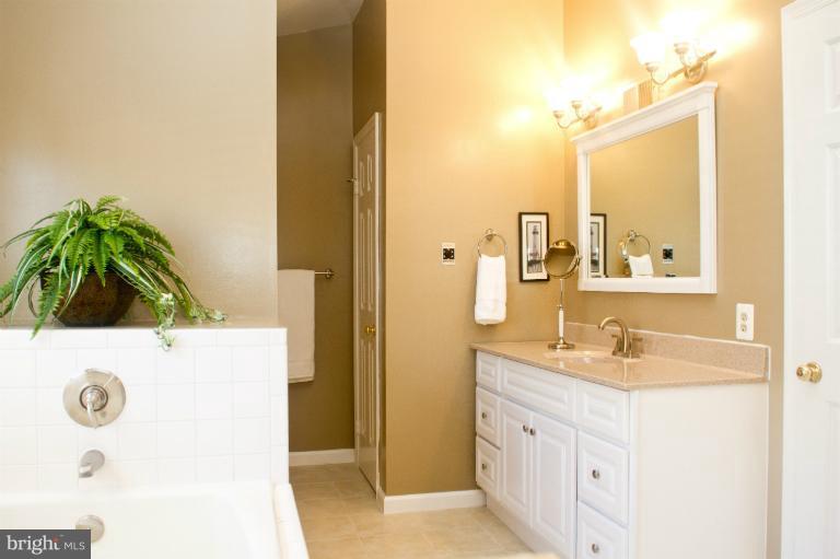 3026 South Glebe Road, Unit 3026 Arlington, VA 22206 - Photo 24 of 29 Bath (Master)