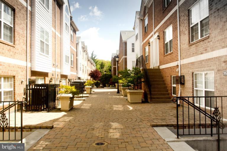 3026 South Glebe Road, Unit 3026 Arlington, VA 22206 - Photo 26 of 29 Courtyard