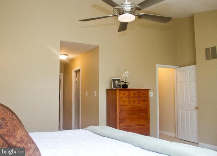 3026 South Glebe Road, Unit 3026 Arlington, VA 22206 - Photo 28 of 29 Bedroom (Master)