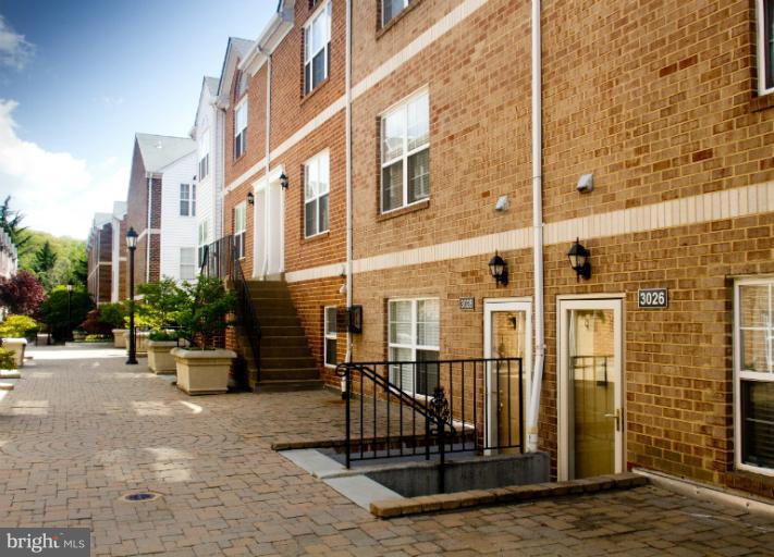 3026 South Glebe Road, Unit 3026 Arlington, VA 22206 - Photo 4 of 29 Exterior (Front)
