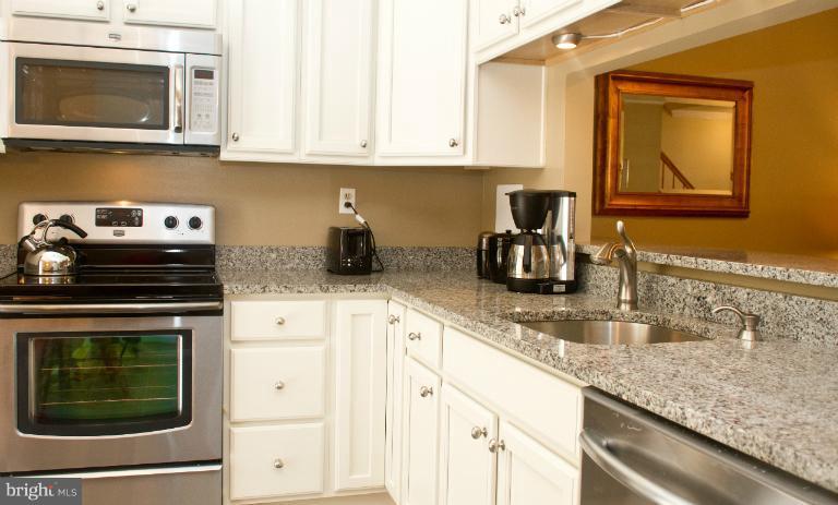 3026 South Glebe Road, Unit 3026 Arlington, VA 22206 - Photo 6 of 29 Kitchen
