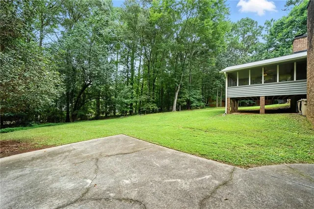 a view of a house with a yard