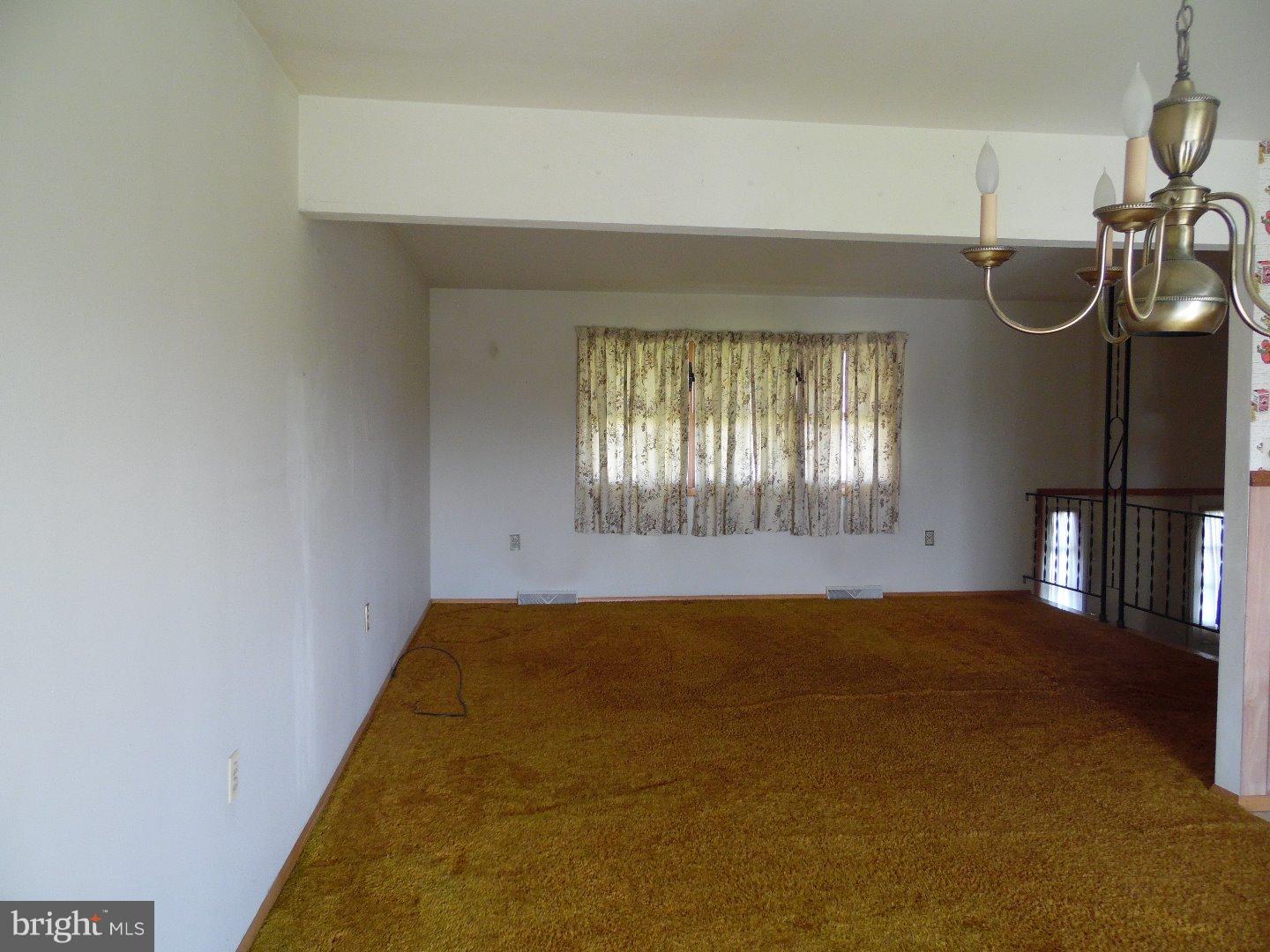 3566 Golden Key Road Kempton, PA 19529 - Photo 4 of 25 Living Room