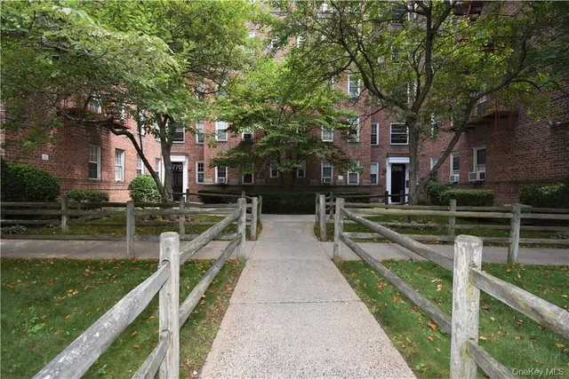 $1,800 | 770 Bronx River Road, Unit A26, Bronxville, NY 10708
