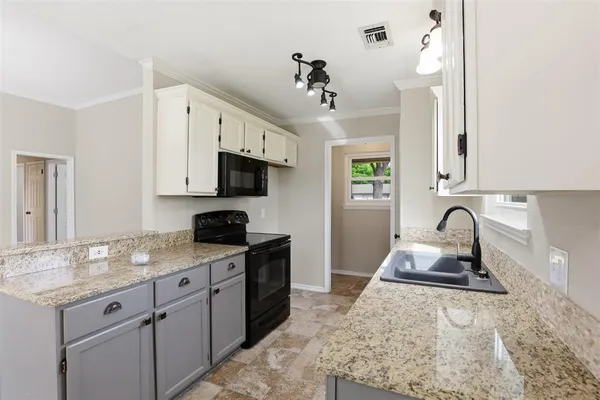 $1,695 | 108 George Street, Cleburne, TX 76031