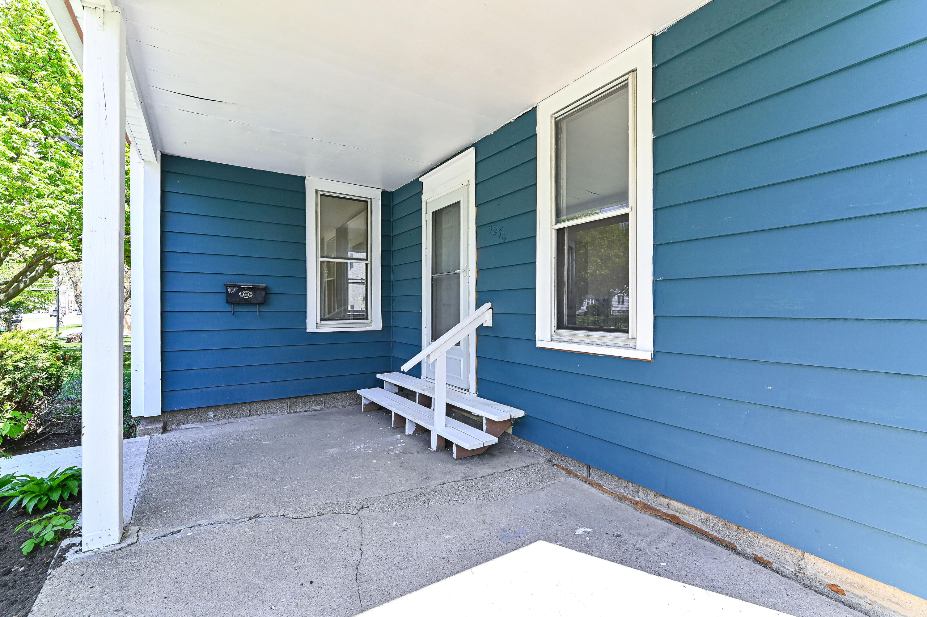 3270 South 92nd Street Milwaukee, WI 53227 - Photo 3 of 30 Front Porch