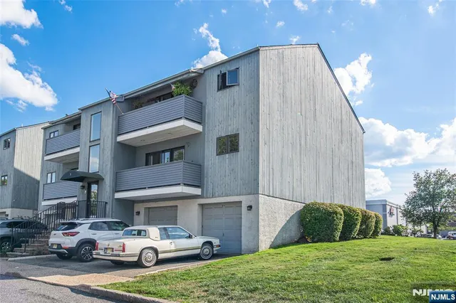 $439,999 | 5 Domessina Lane, Unit E1, Caldwell, NJ 07006