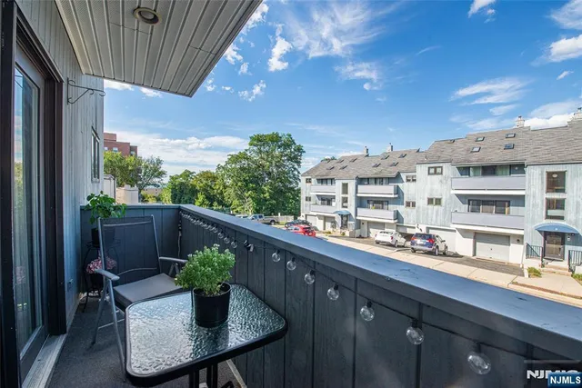 $439,999 | 5 Domessina Lane, Unit E1, Caldwell, NJ 07006