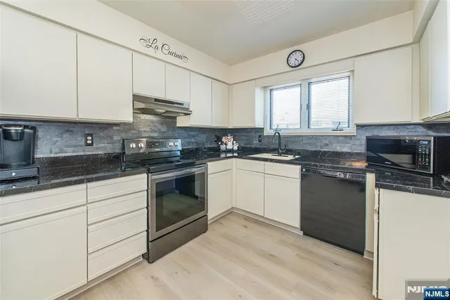 $439,999 | 5 Domessina Lane, Unit E1, Caldwell, NJ 07006