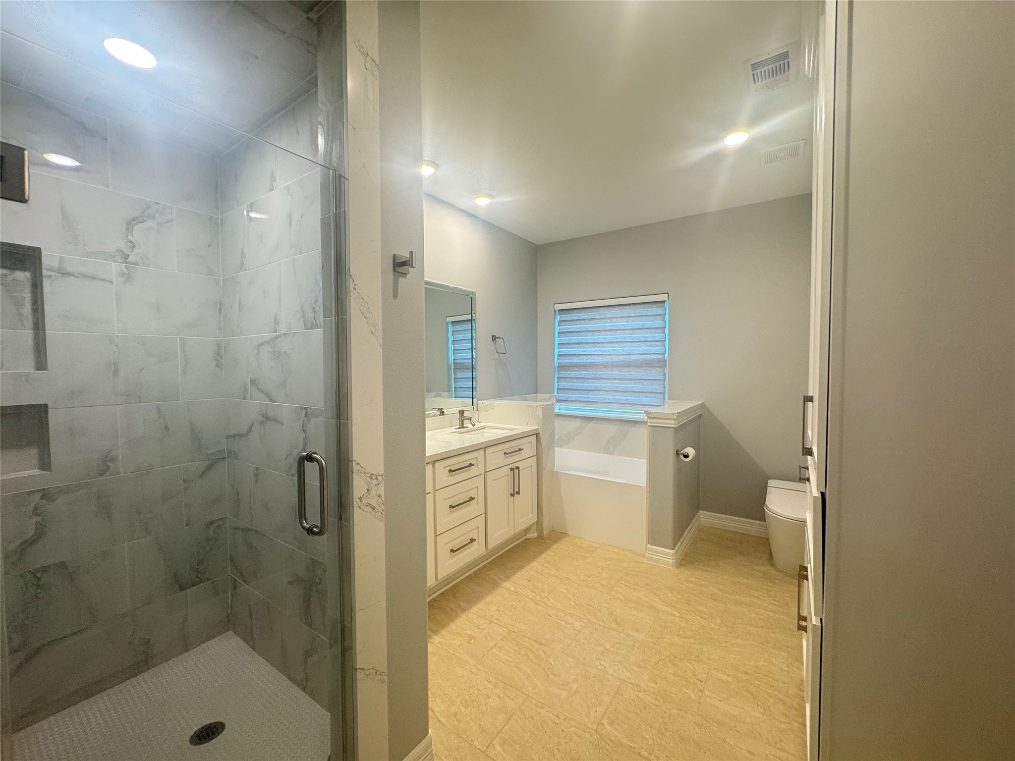 2010 Cherry Laurel Spring, TX 77386 - Photo 28 of 45 Large primary bathroom